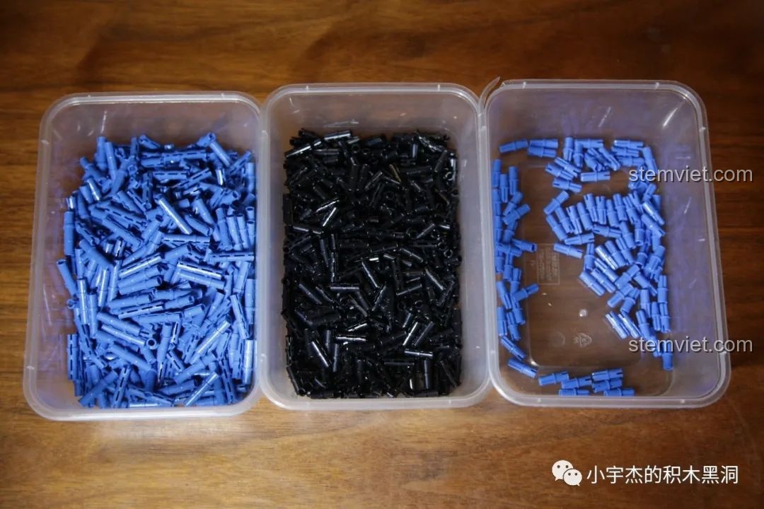 Phân loại các chốt cắm màu xanh và đen vào các khay để tiện cho việc lắp ráp bộ Mould King 13108.