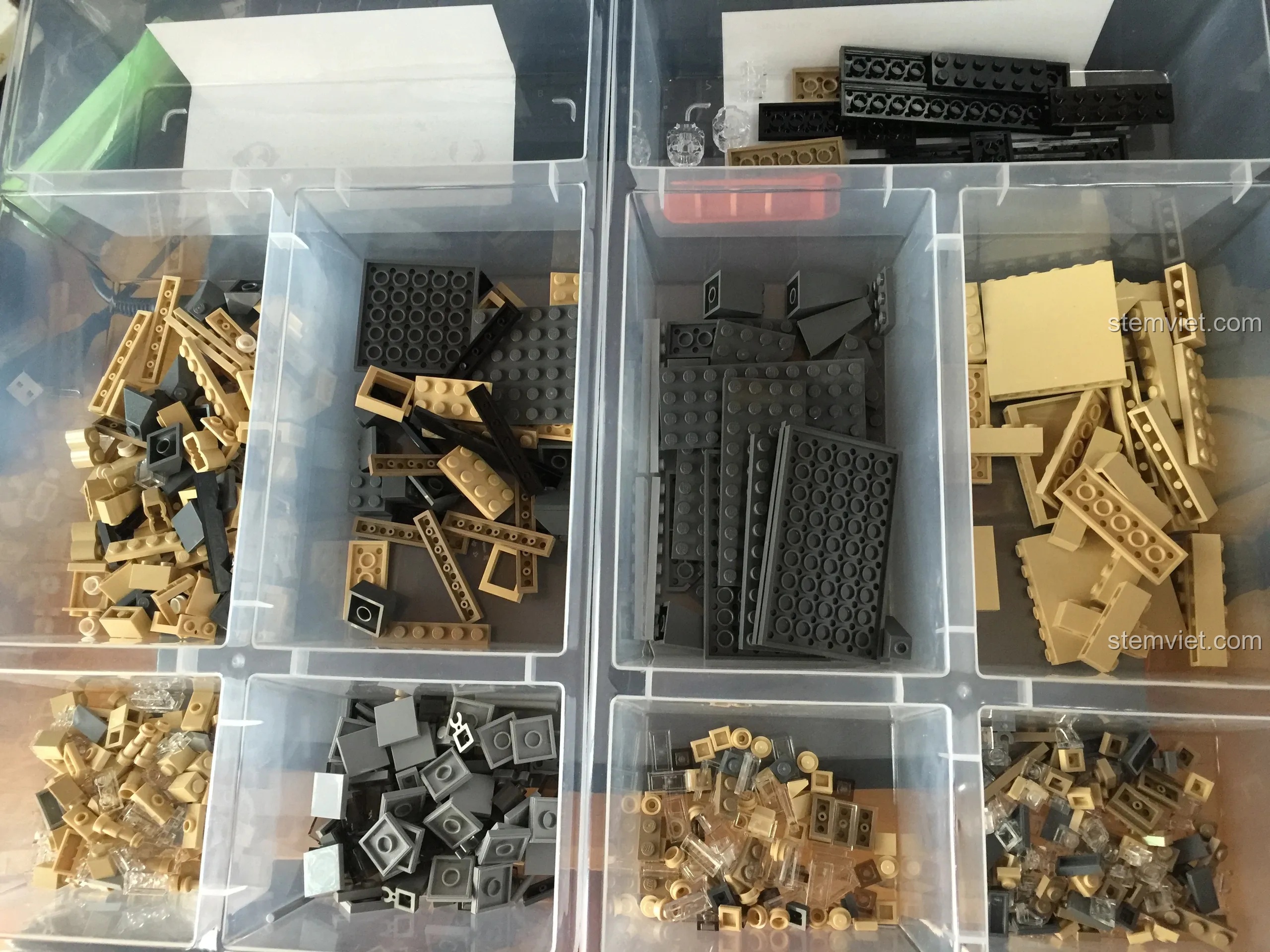 Các mảnh ghép của bộ LEGO 21024 Louvre được phân loại vào các khay nhựa để tiện cho việc lắp ráp.