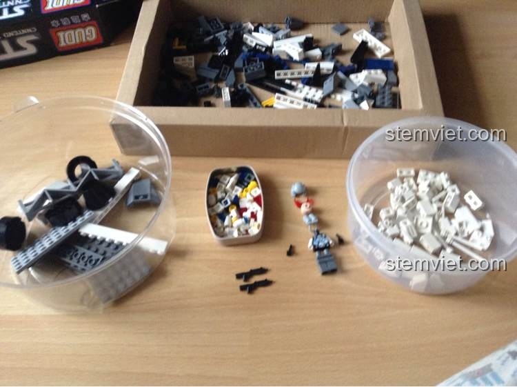 Các mảnh ghép của bộ GUDI 8614 Chiến cơ Sư tử trắng đã được phân loại vào các hộp nhỏ, sẵn sàng cho quá trình lắp ráp.