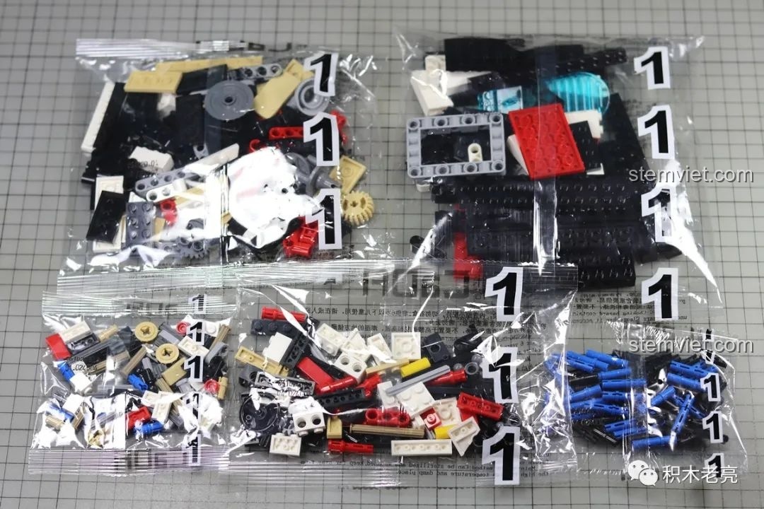 Các túi mảnh ghép nhỏ được đánh số '1' bên trong túi lớn, chứa các chi tiết khác nhau của bộ Double Eagle 61020.