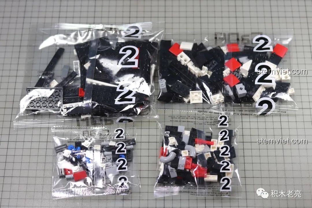 Các túi mảnh ghép nhỏ được đánh số '2' bên trong túi lớn, chứa các chi tiết khác nhau của bộ Double Eagle 61020.