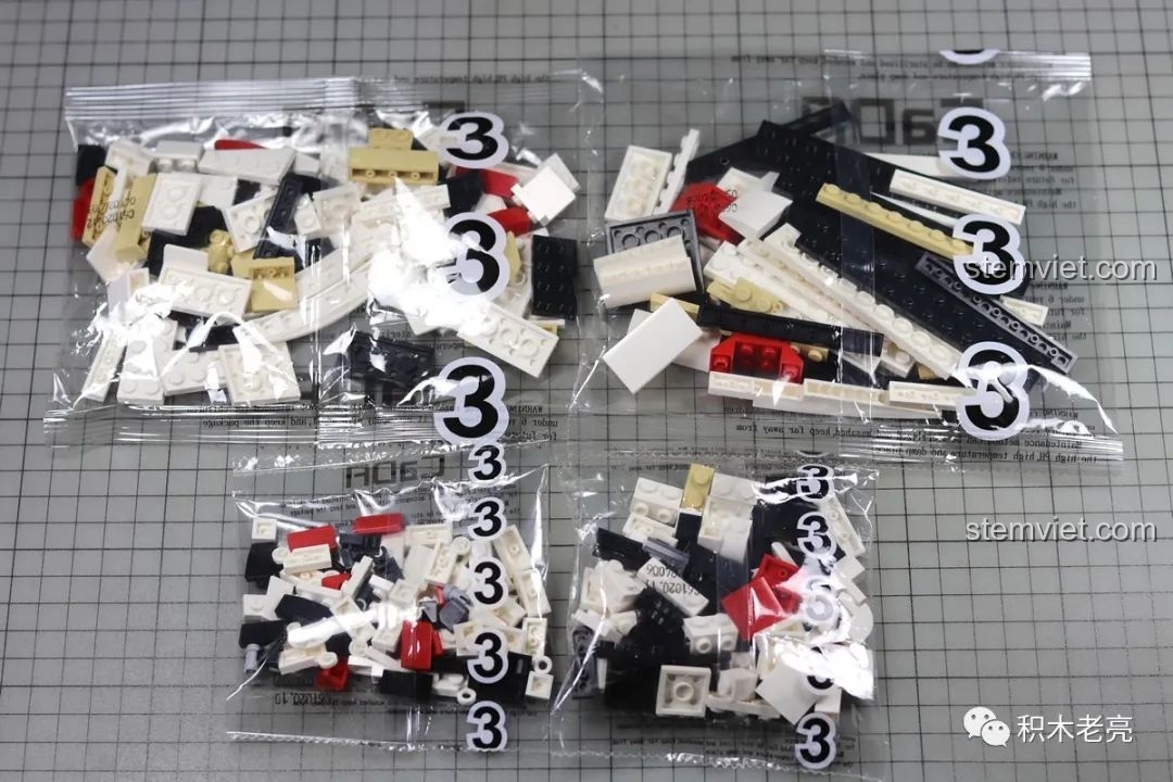 Các túi mảnh ghép nhỏ được đánh số '3' bên trong túi lớn, chứa các chi tiết khác nhau của bộ Double Eagle 61020.