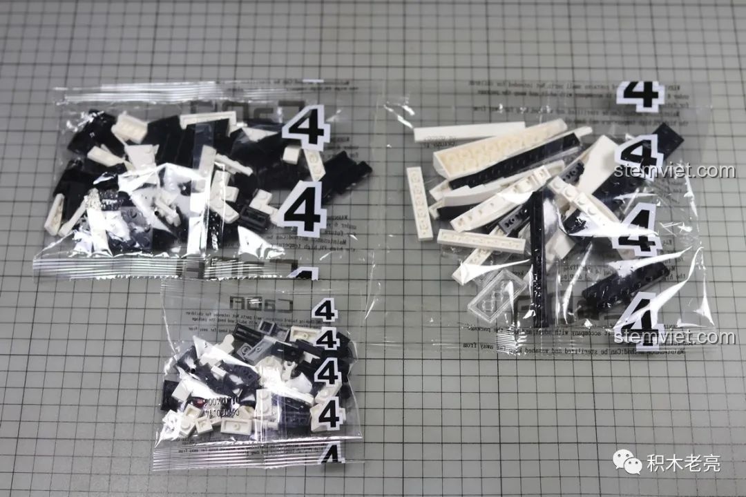 Các túi mảnh ghép nhỏ được đánh số '4' bên trong túi lớn, chứa các chi tiết khác nhau của bộ Double Eagle 61020.