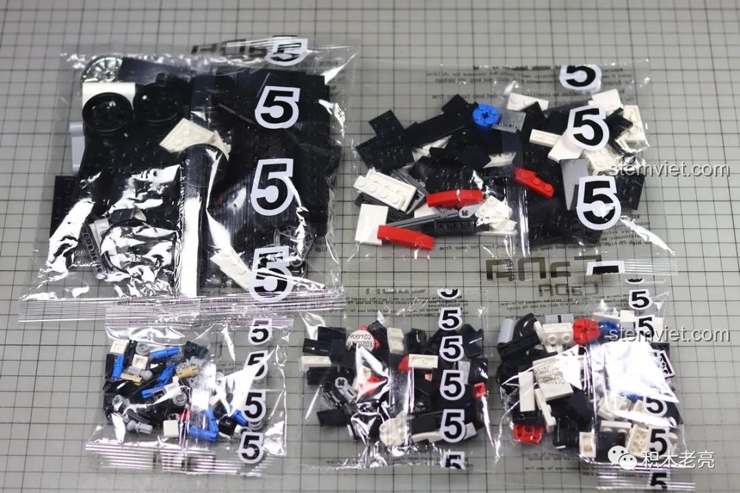 Các túi mảnh ghép nhỏ được đánh số '5' bên trong túi lớn, chứa các chi tiết khác nhau của bộ Double Eagle 61020.