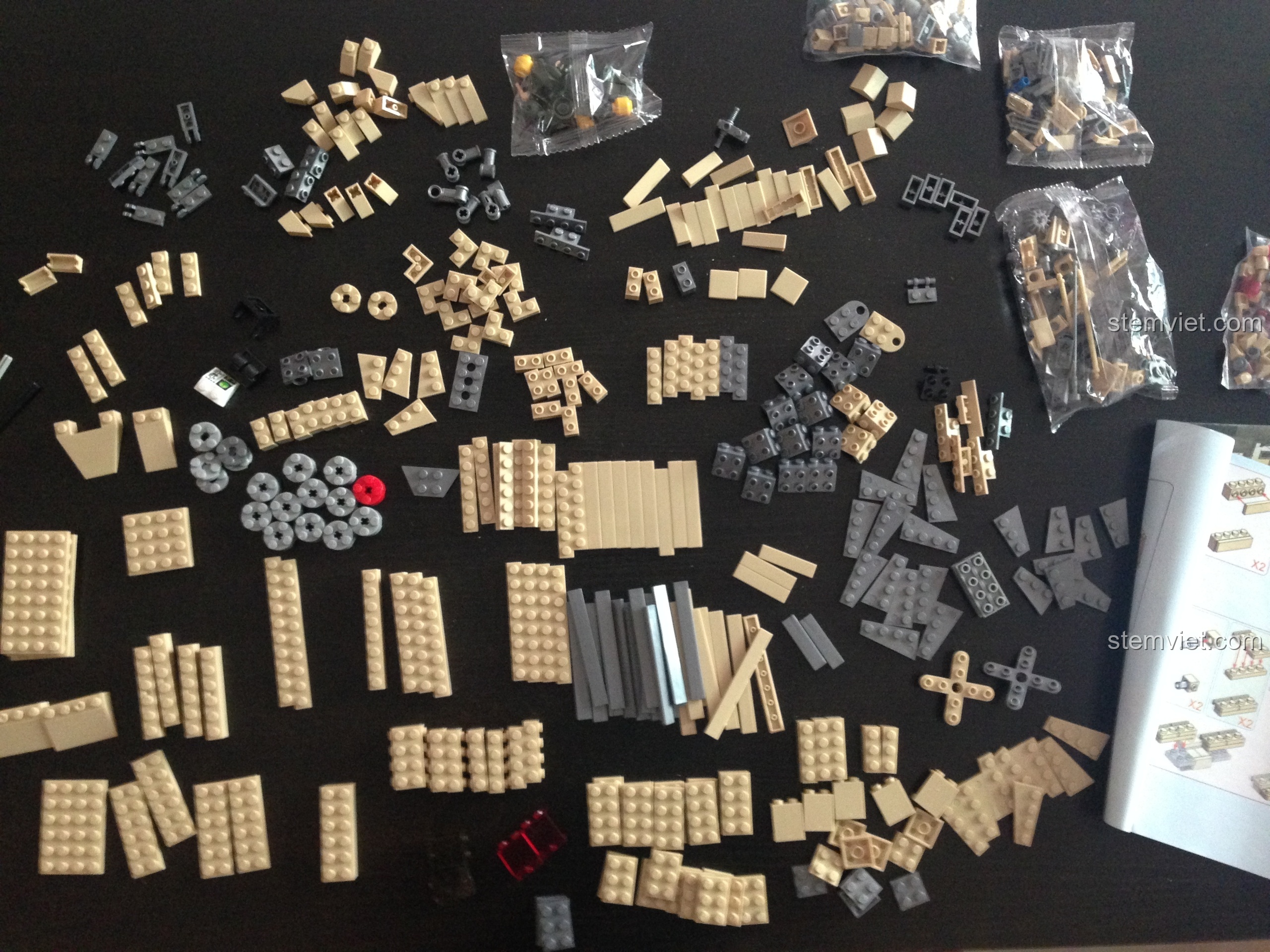 Các mảnh ghép của bộ đồ chơi xây dựng KAZI KY84020 được phân loại theo màu sắc và hình dáng để chuẩn bị cho quá trình lắp ráp.