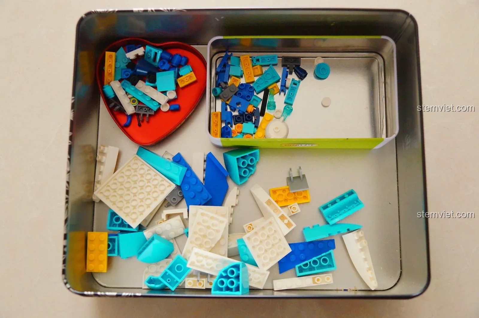 Các mảnh ghép của bộ đồ chơi Tàu Ngầm của Đội trưởng Gấu Bắc Cực Barnacles được phân loại vào các hộp để dễ tìm kiếm.