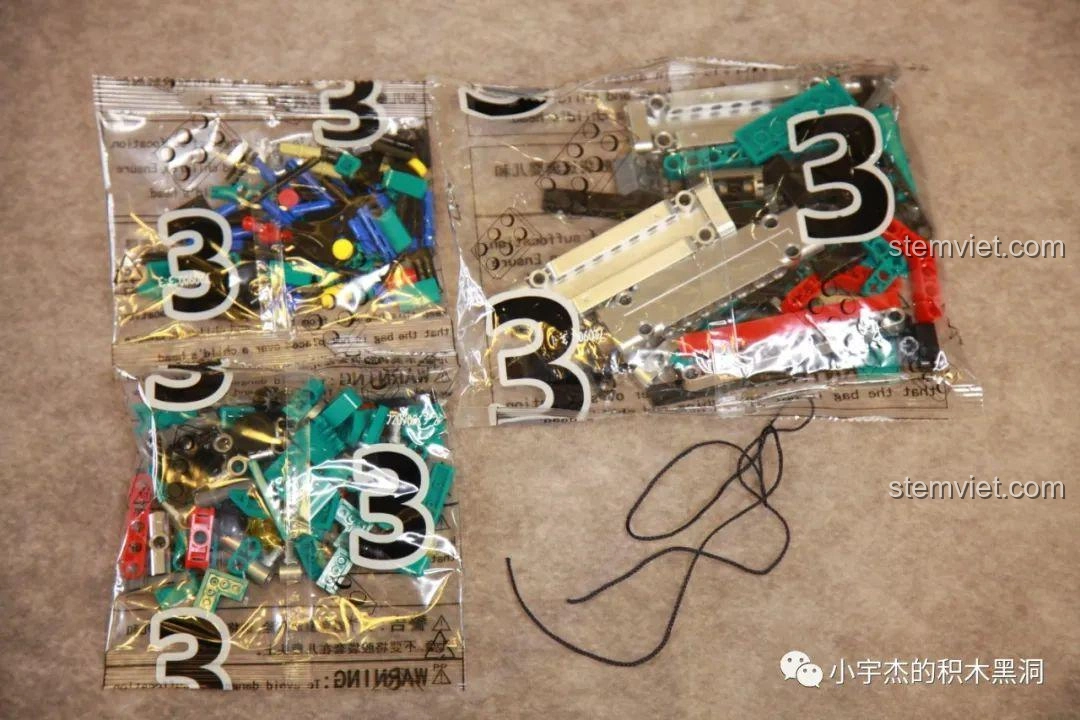 Các túi nhỏ bên trong túi số 3 của bộ lắp ráp Xe tải công trình Unimog U400 SEMBO Block 720900, có cả dây tời.