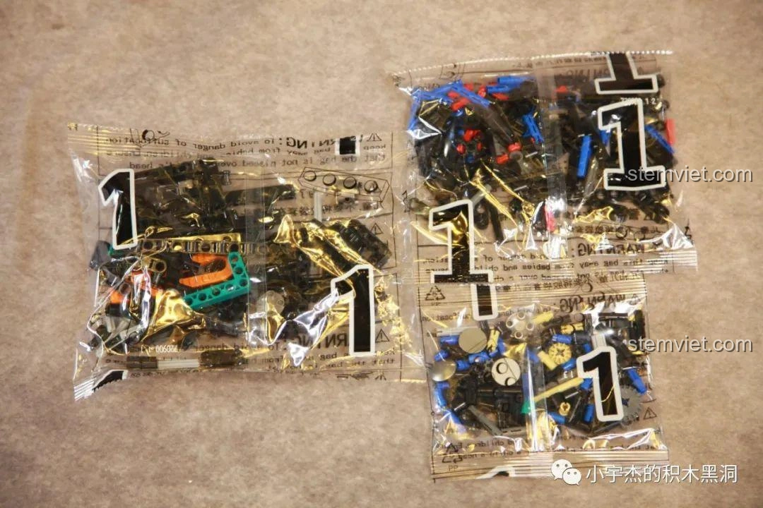 Các túi nhỏ bên trong túi số 1 của bộ lắp ráp Xe tải công trình Unimog U400 SEMBO Block 720900, giúp phân loại dễ dàng.