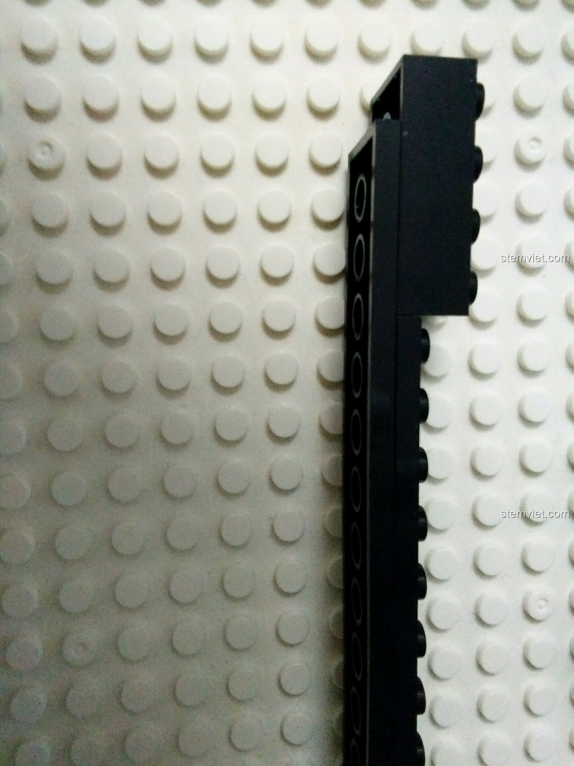 Ba khẩu pháo thần công màu đen trên bệ đỏ của bộ GUDI 9115, một chi tiết nổi bật và giá trị.