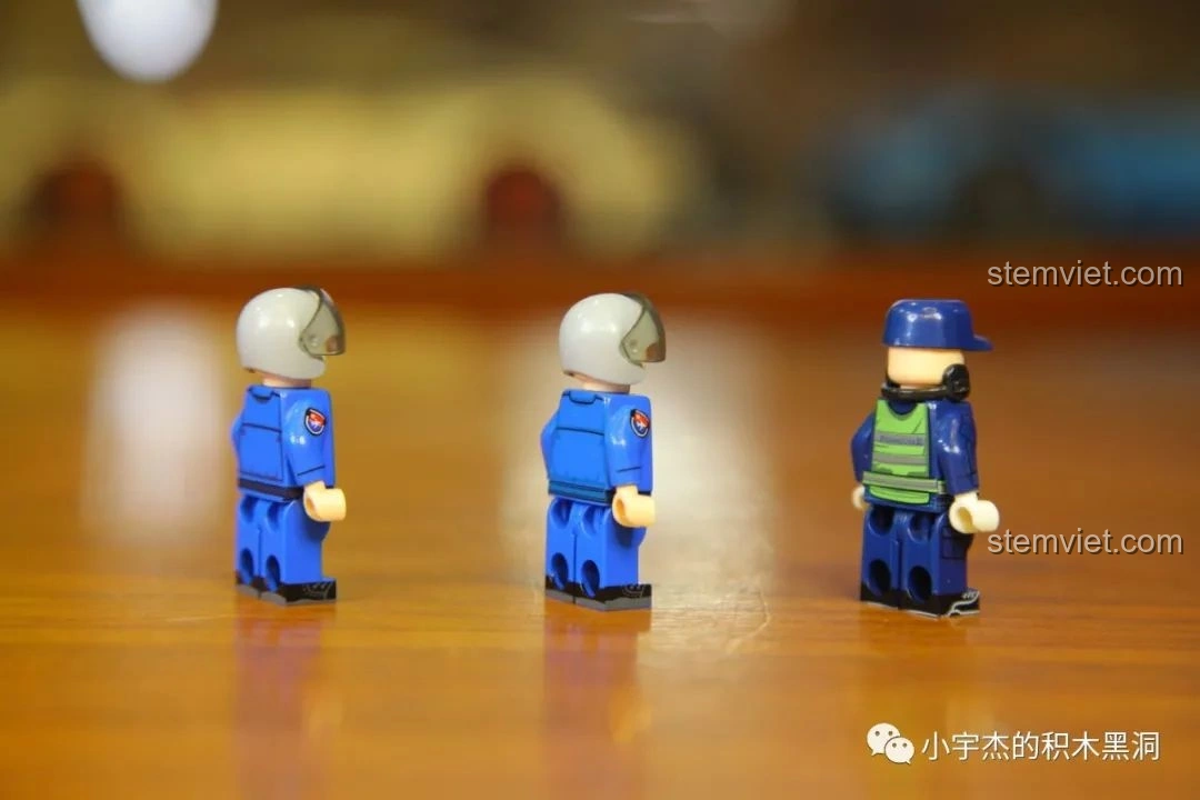 Góc nhìn khác của hai minifigures phi công và một nhân viên mặt đất trong bộ lắp ráp Máy bay vận tải quân sự Vận-20 SEMBO 202130