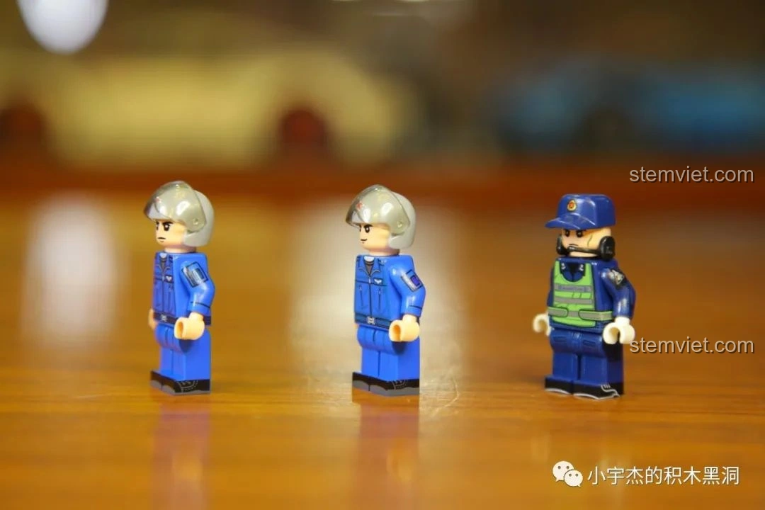 Mặt bên của hai minifigures phi công và một nhân viên mặt đất trong bộ lắp ráp Máy bay vận tải quân sự Vận-20 SEMBO 202130
