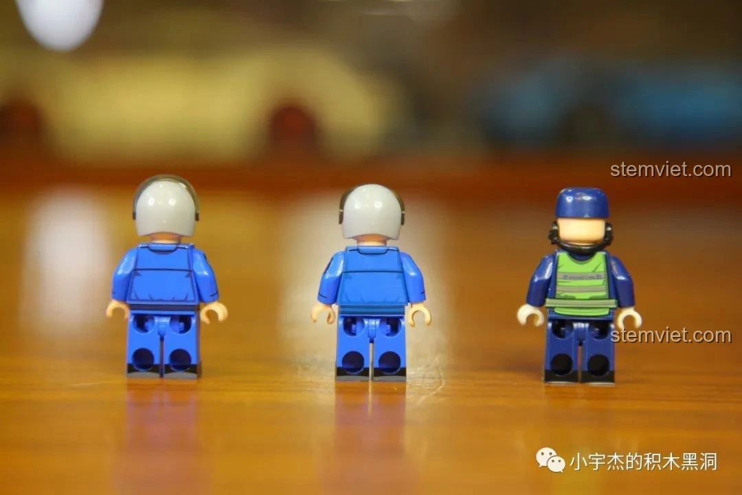 Mặt sau của hai minifigures phi công và một nhân viên mặt đất trong bộ lắp ráp Máy bay vận tải quân sự Vận-20 SEMBO 202130