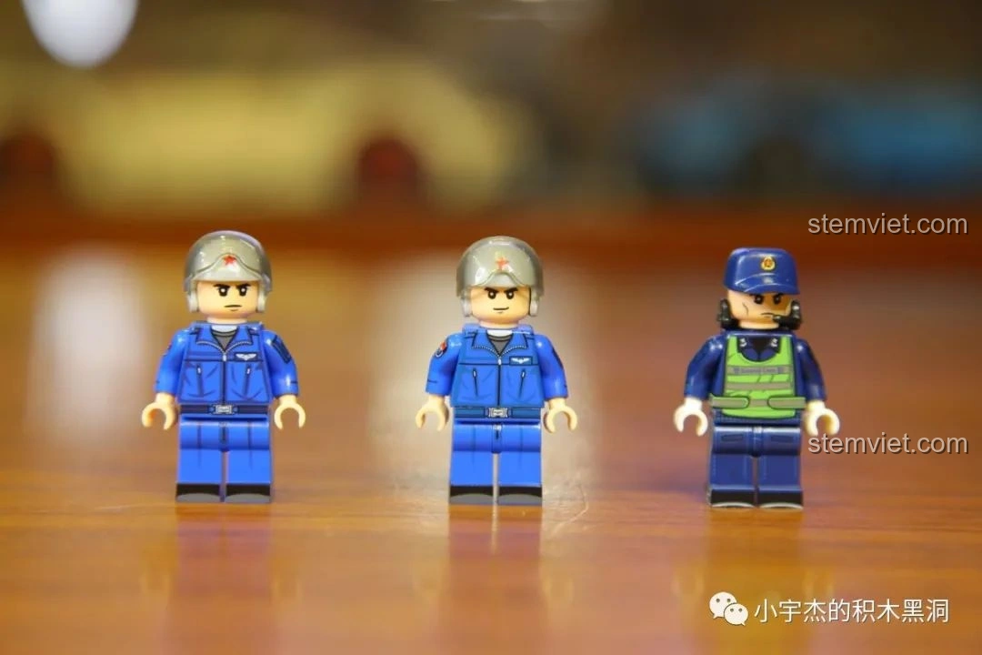 Hai minifigures phi công và một nhân viên mặt đất trong bộ lắp ráp Máy bay vận tải quân sự Vận-20 SEMBO 202130