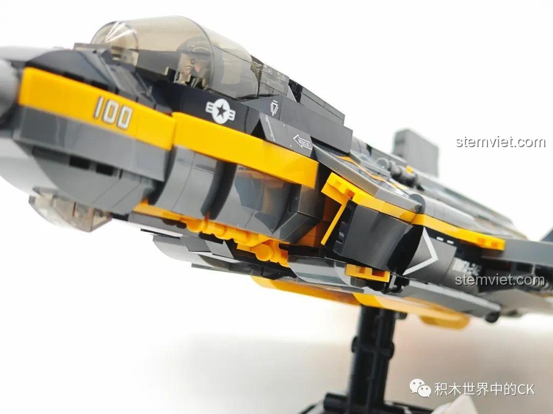 Minifigure phi công được đặt vào buồng lái của đồ chơi xây dựng Máy bay quân sự F-35B JIESTAR, tăng tính tương tác cho bé.