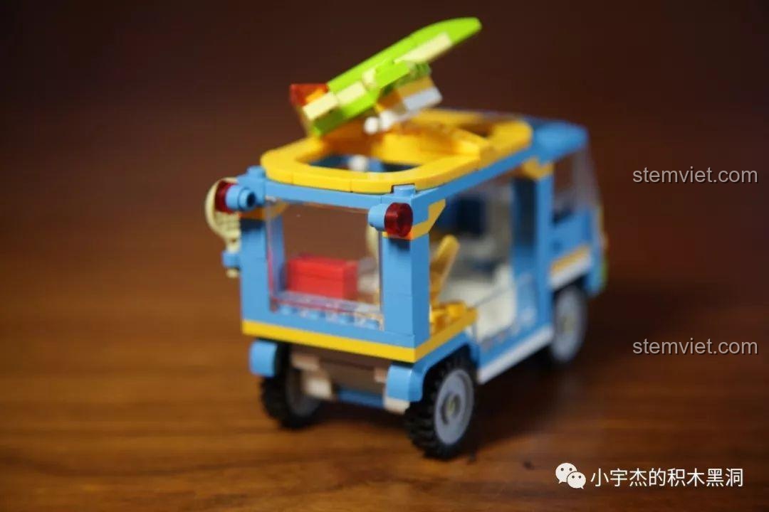 Phía sau của Xe bán đồ chơi Sembo 601204 với cửa kính có thể mở ra, một chi tiết thú vị.