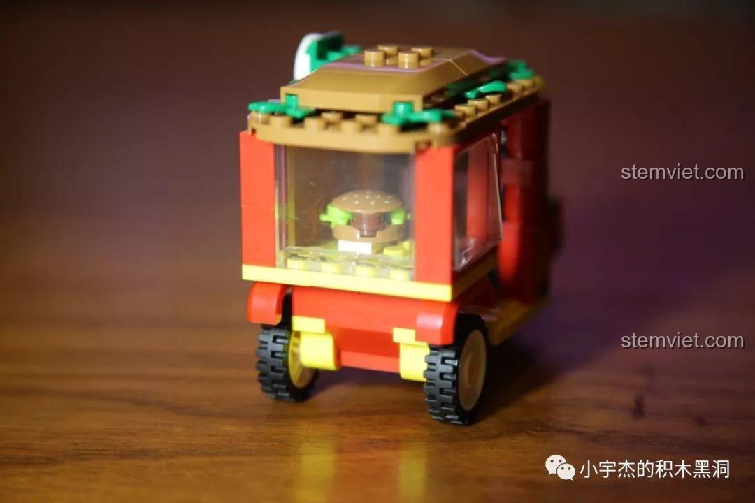 Phía sau của Xe bán hamburger Sembo 601206, có thể thấy mô hình hamburger nhỏ bên trong.