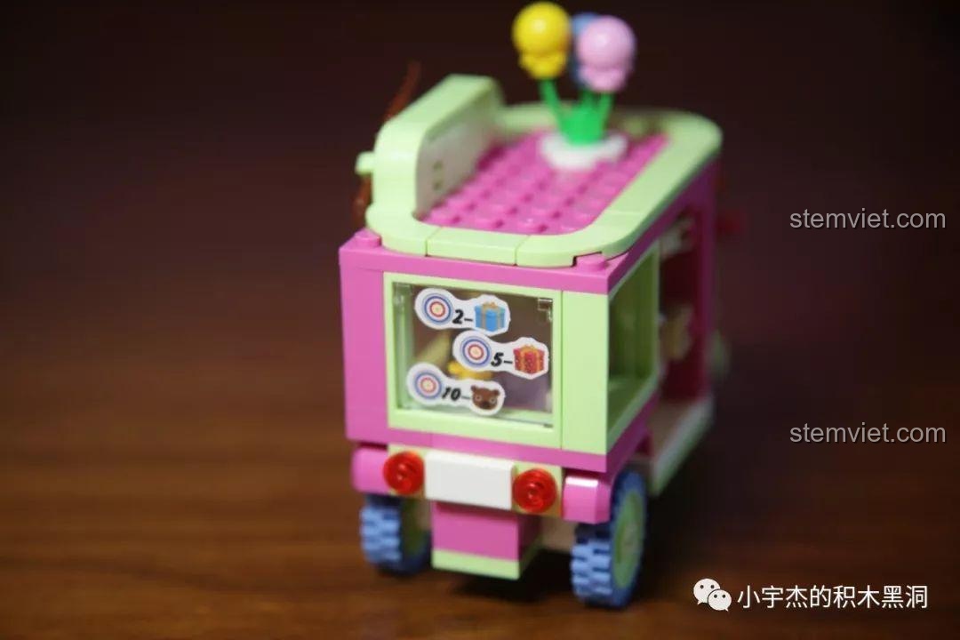 Phía sau của Xe trò chơi bắn súng Sembo 601207, với các sticker điểm số và phần thưởng.