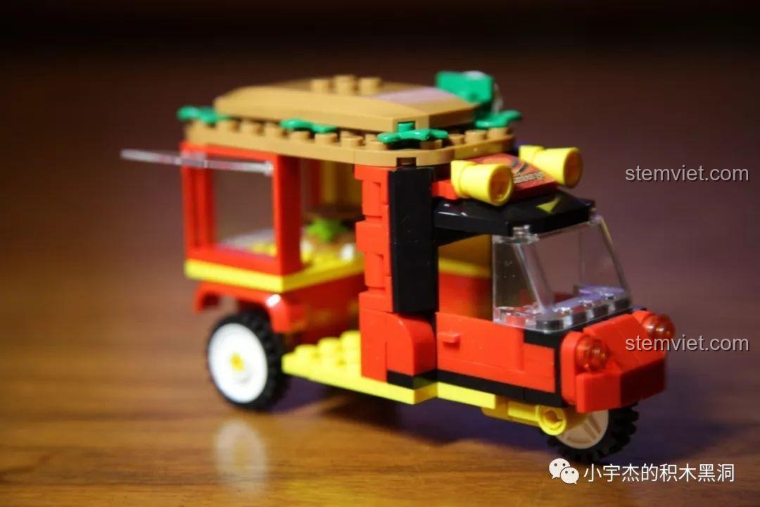 Góc nhìn từ phía trước của Xe bán hamburger Sembo 601206, tập trung vào cabin và loa.