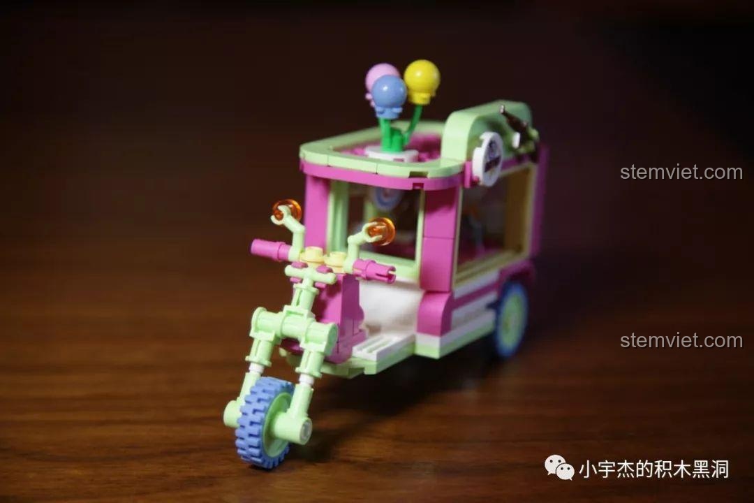 Góc nhìn cận cảnh phía trước của Xe trò chơi bắn súng Sembo 601207, tập trung vào tay lái.