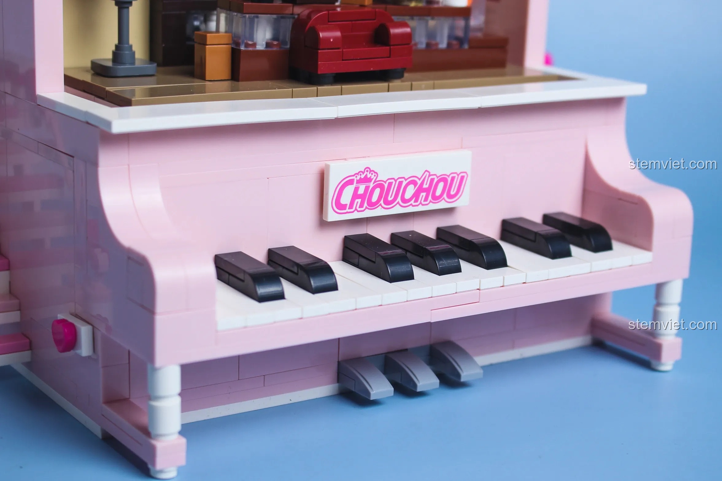 Cận cảnh các phím đàn đen trắng và pedal của mô hình đàn piano Keeppley DZ0155, có logo ChouChou.