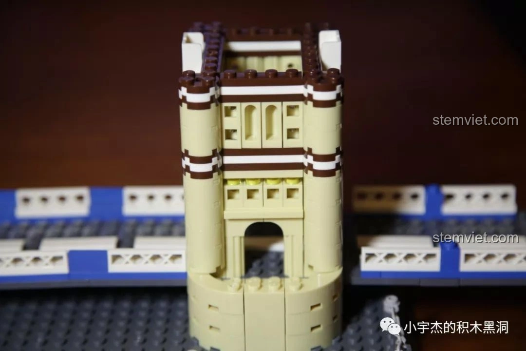Phối màu đẹp mắt của các tầng tháp cầu trong mô hình WANGE 4219 Cầu Tháp Luân Đôn.