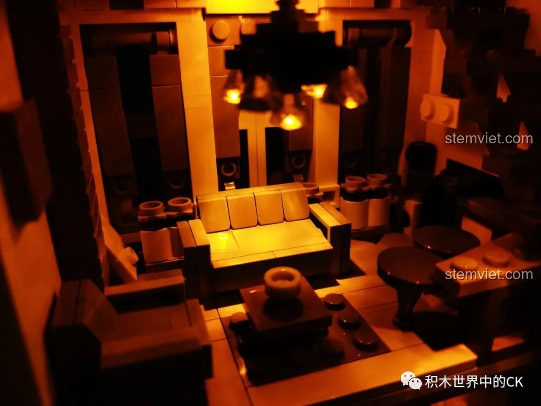 Phòng khách của mô hình Leier 10003 với đèn chùm được thắp sáng, tạo nên một không gian sang trọng và ấm áp.