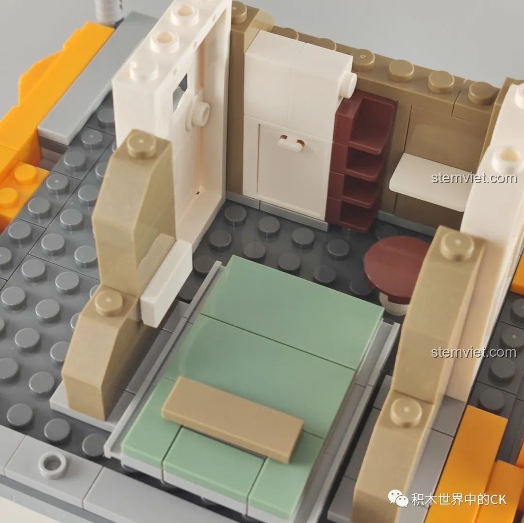 Cận cảnh phòng ngủ trên gác mái của bộ Leier 10003, với giường, tủ và bàn, tạo cảm giác ấm cúng.