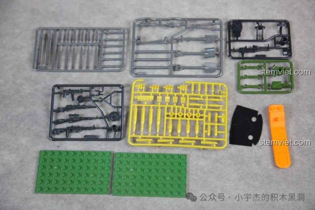 Các vỉ phụ kiện và vũ khí đi kèm trong bộ lắp ráp Quái vật thép IS-2 Quan Guan.