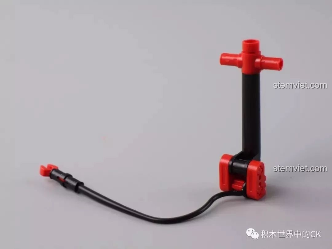 Chiếc bơm xe mini được lắp từ các chi tiết Technic trong bộ Sembo 703302, một phụ kiện thú vị.