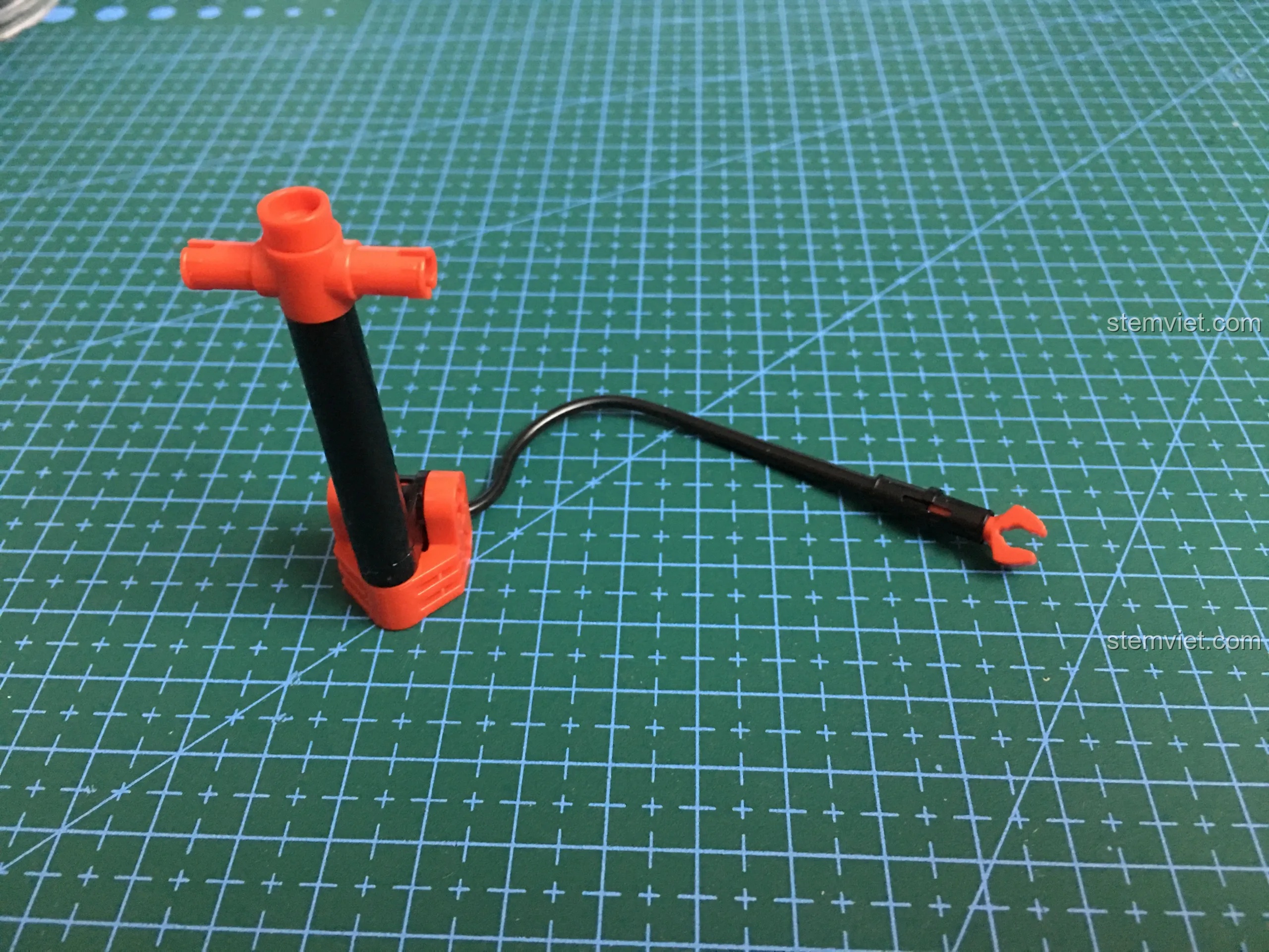 Mô hình bơm xe mini đi kèm trong bộ Sembo 703302, một phụ kiện nhỏ làm tăng thêm tính thực tế cho mô hình.