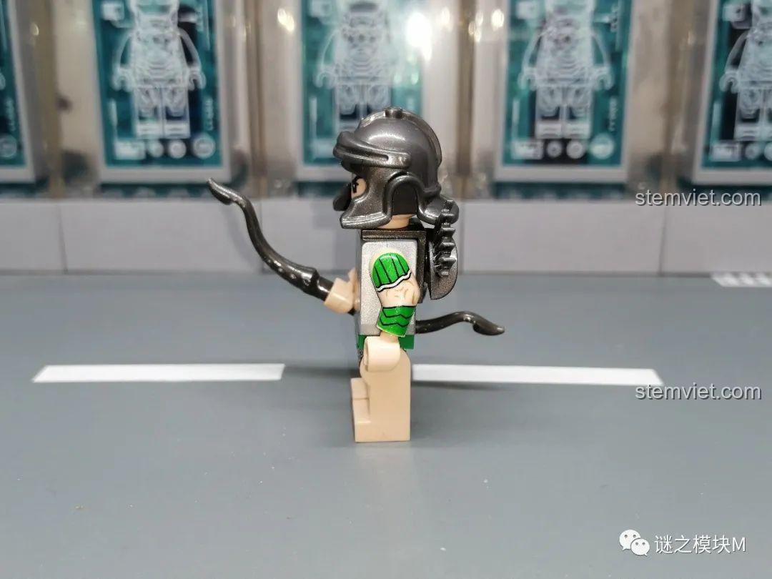 Chi tiết bên hông của minifigure cung thủ La Mã XINH, khoe phụ kiện cung. Hiệp sĩ Dòng Đền 0316 xịn giá rẻ.