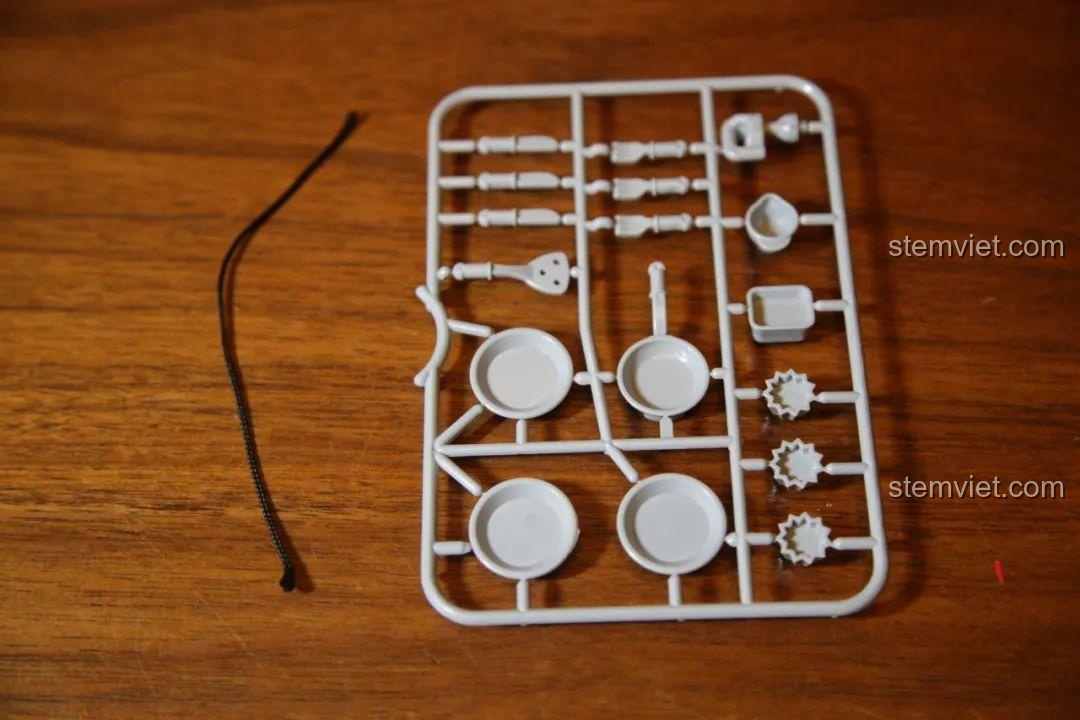 Phụ kiện đi kèm bộ UrGe 30101 gồm một sợi dây câu và vỉ dụng cụ nhà bếp cho nhà hàng trên cầu tàu.