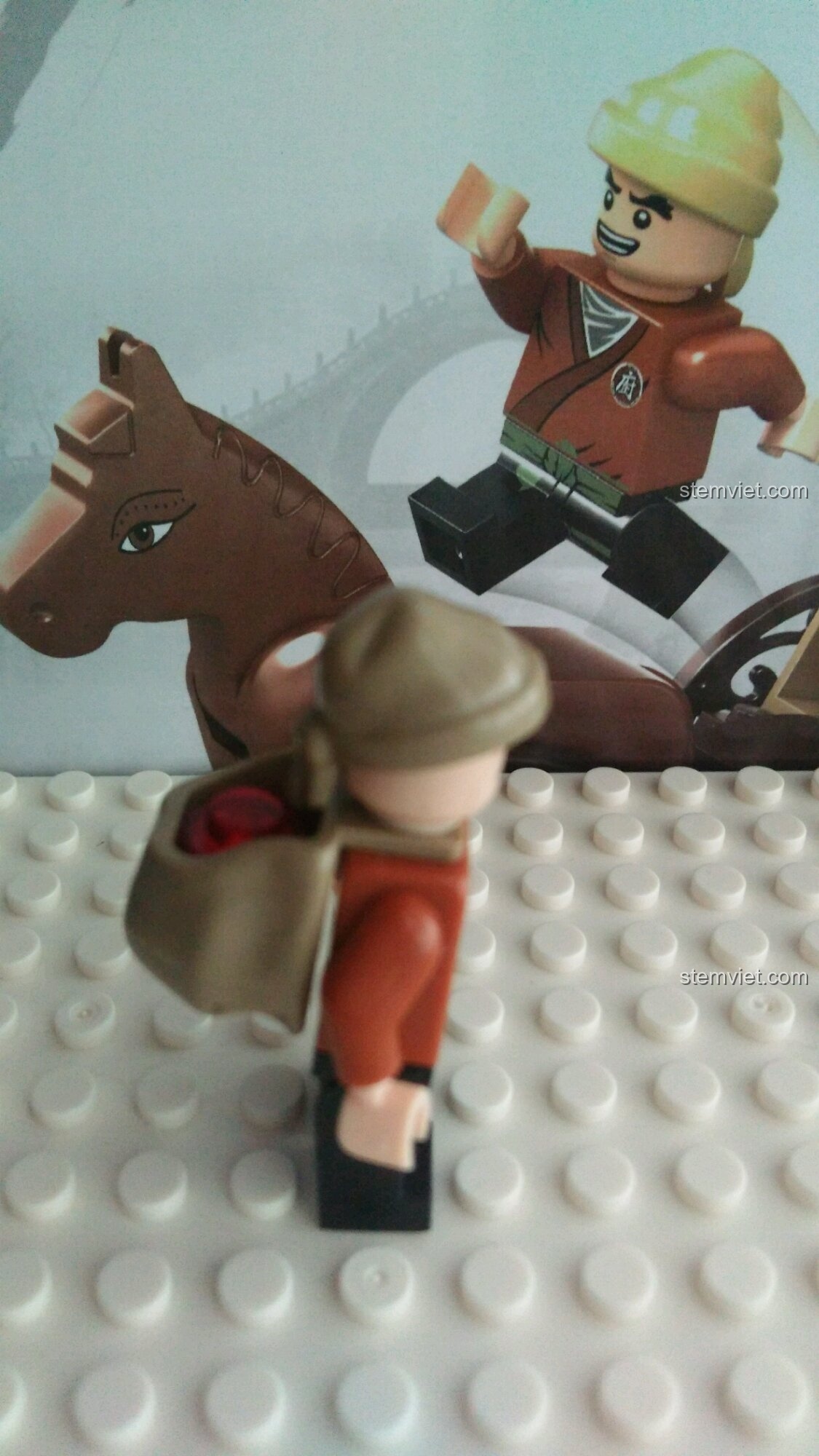 Thêm phụ kiện gùi cho minifigure để tăng tính chân thực. Bộ lắp ghép Mô hình cảnh đường phố xưa KY5007 hợp túi tiền.