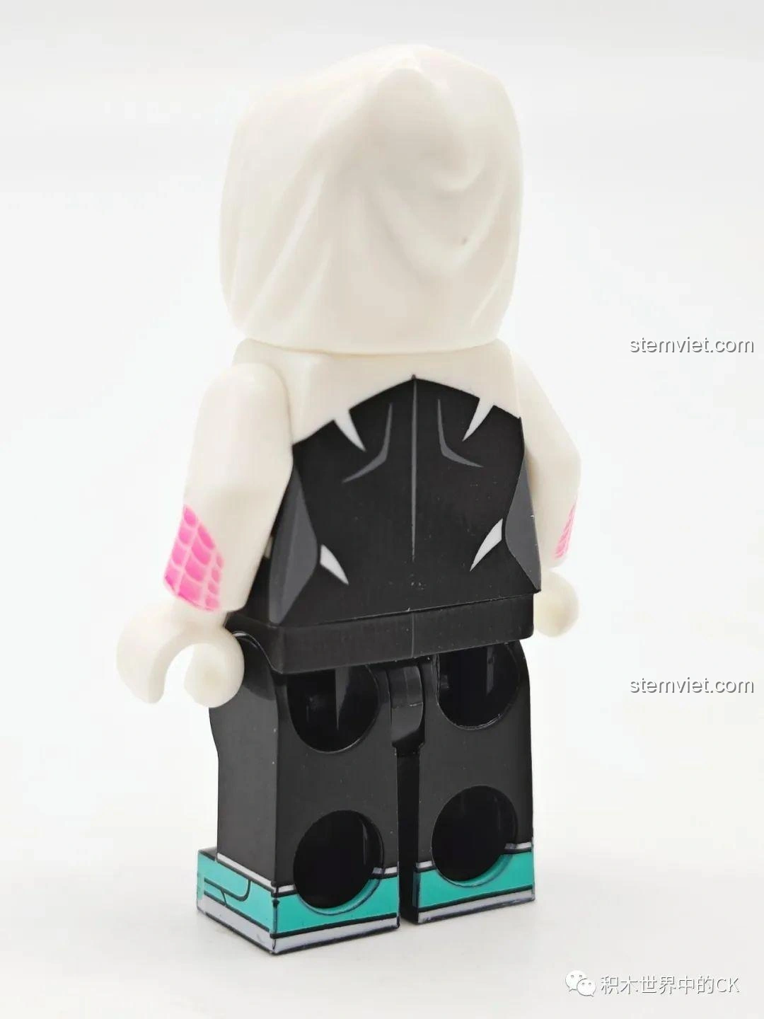 Gwen Stacy minifigure KORUIT KT1069 với phụ kiện ván trượt và hiệu ứng mạng nhện.