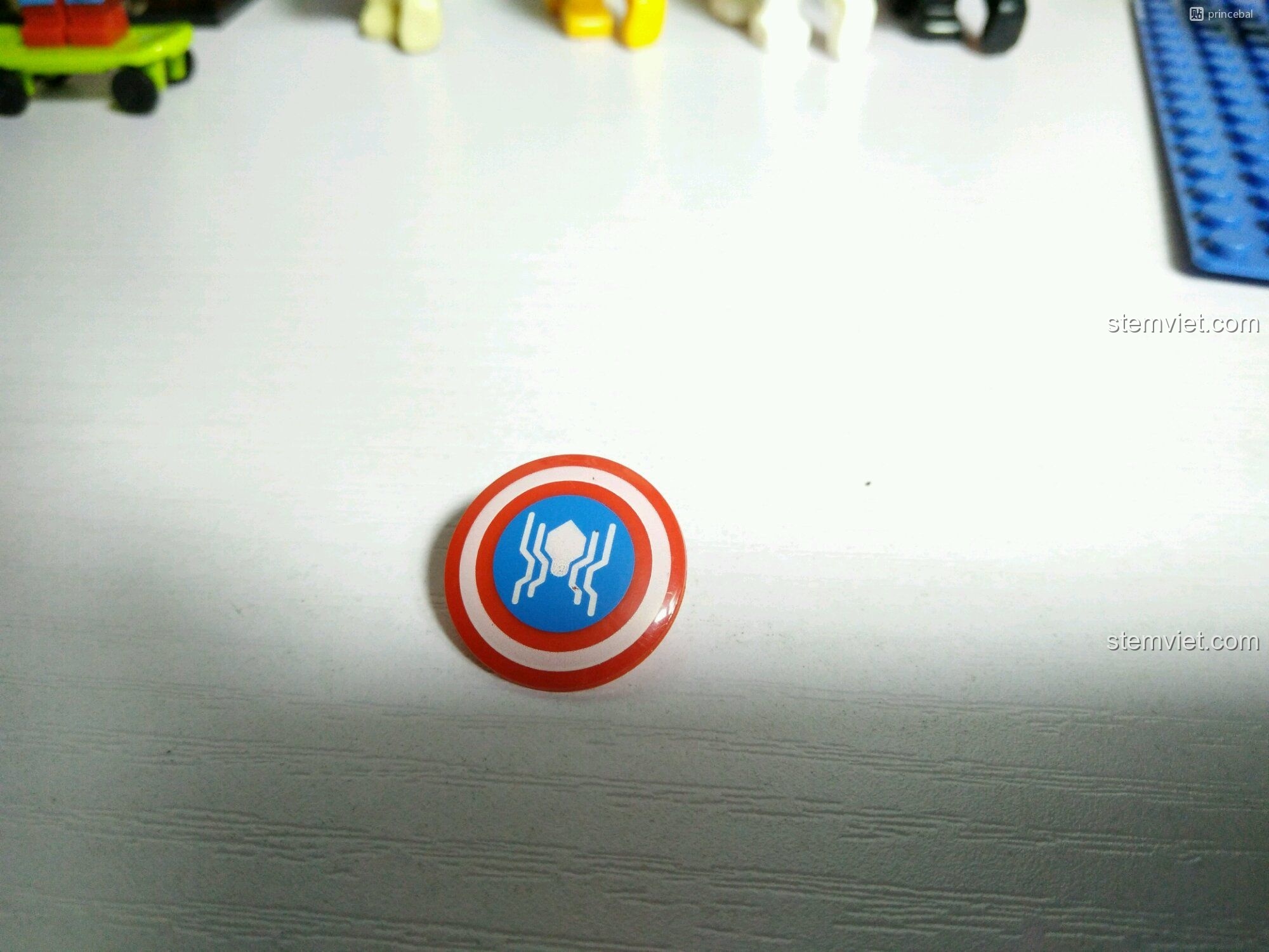 Cận cảnh chiếc khiên của Captain Spider Decool 0277, với logo nhện ở giữa. Review chi tiết phụ kiện đồ chơi lắp ráp.