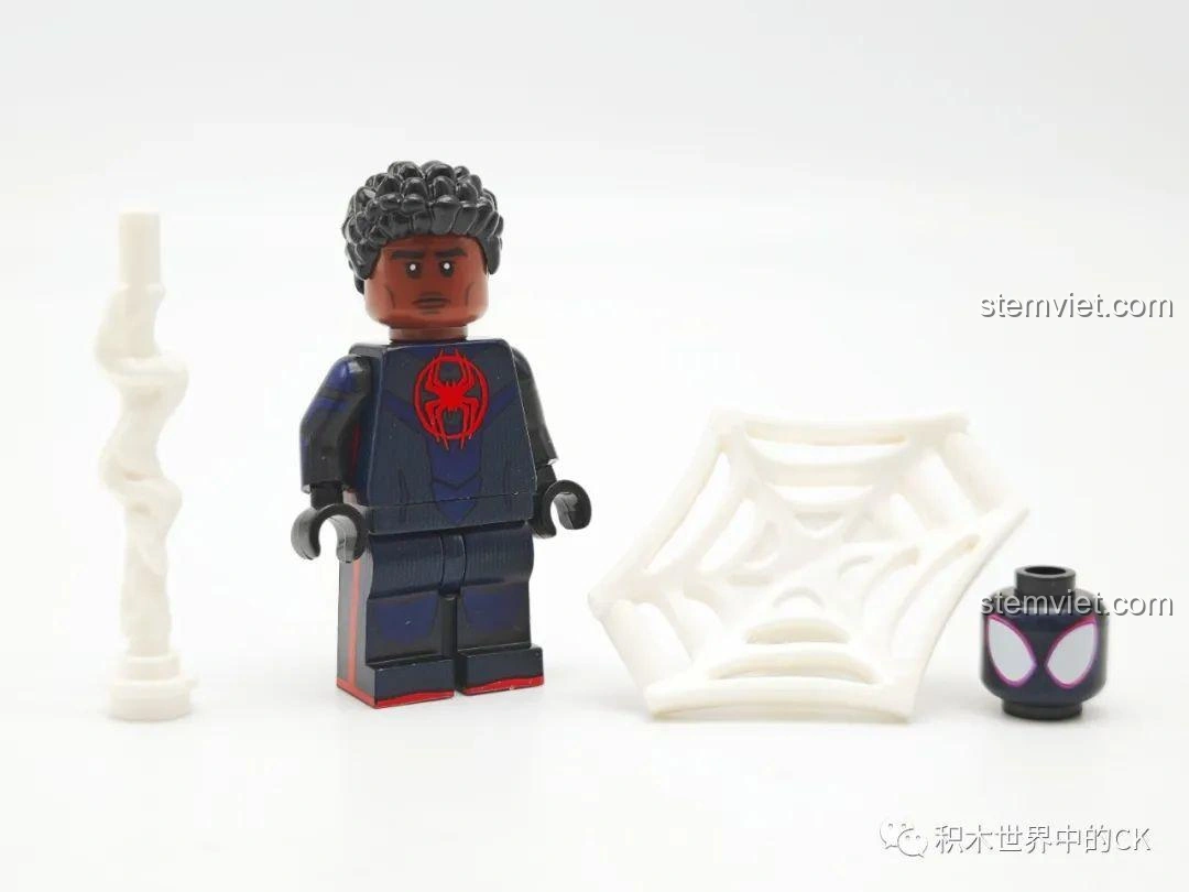 Miles Morales minifigure KORUIT KT1069 với các phụ kiện đi kèm như đầu trần, hiệu ứng tia sét và mạng nhện.