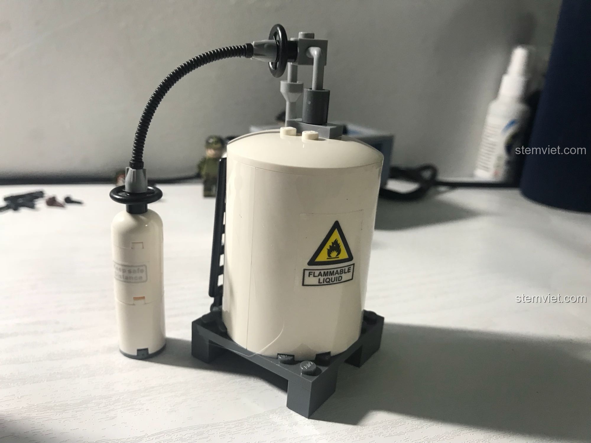 Phụ kiện thùng nhiên liệu và bình cứu hỏa trong bộ GUDI 8034, được đánh giá cao về độ chi tiết và chất lượng.