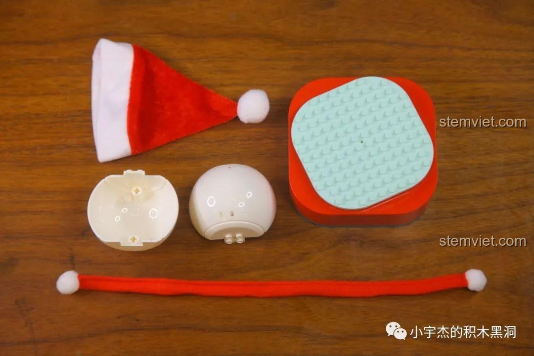 Các chi tiết đặc biệt của bộ xếp hình Mô Người tuyết và nhà Giáng sinh: mũ, khăn và đầu người tuyết.