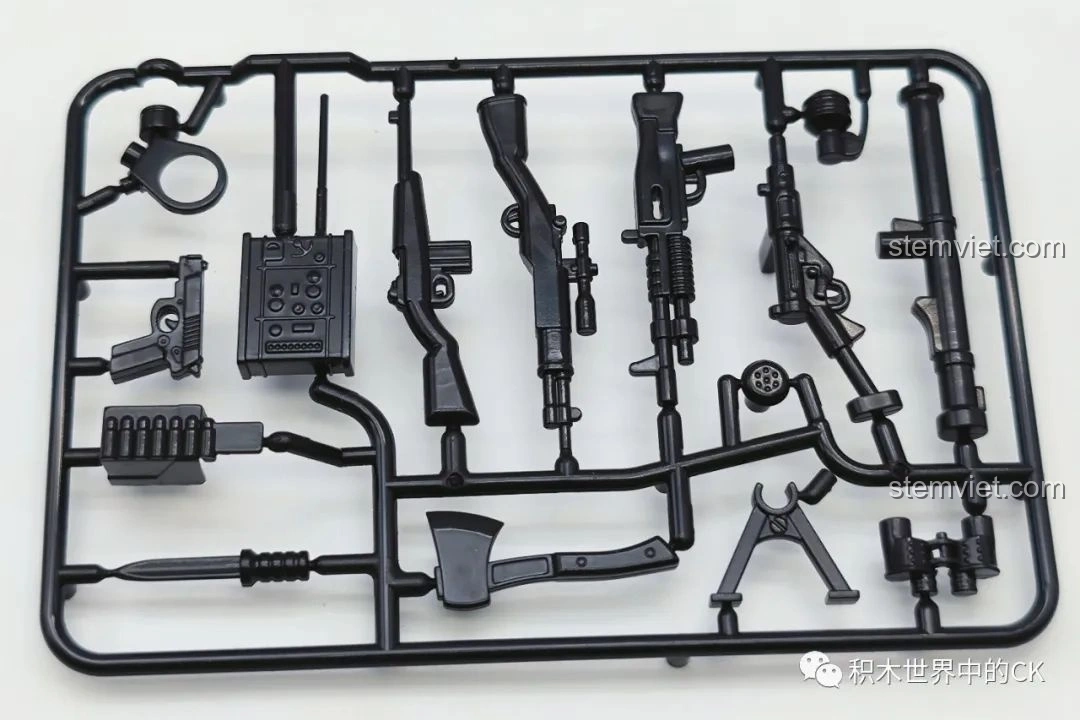 Khung chứa các phụ kiện vũ khí nhỏ cho minifigures trong bộ JIESTAR 58008, bao gồm súng, rìu và bộ đàm.