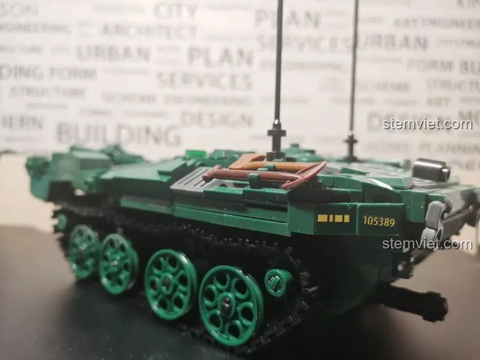 Chi tiết phụ kiện trên thân xe tăng Sluban M38 B1010, bao gồm xẻng và cuốc chim.