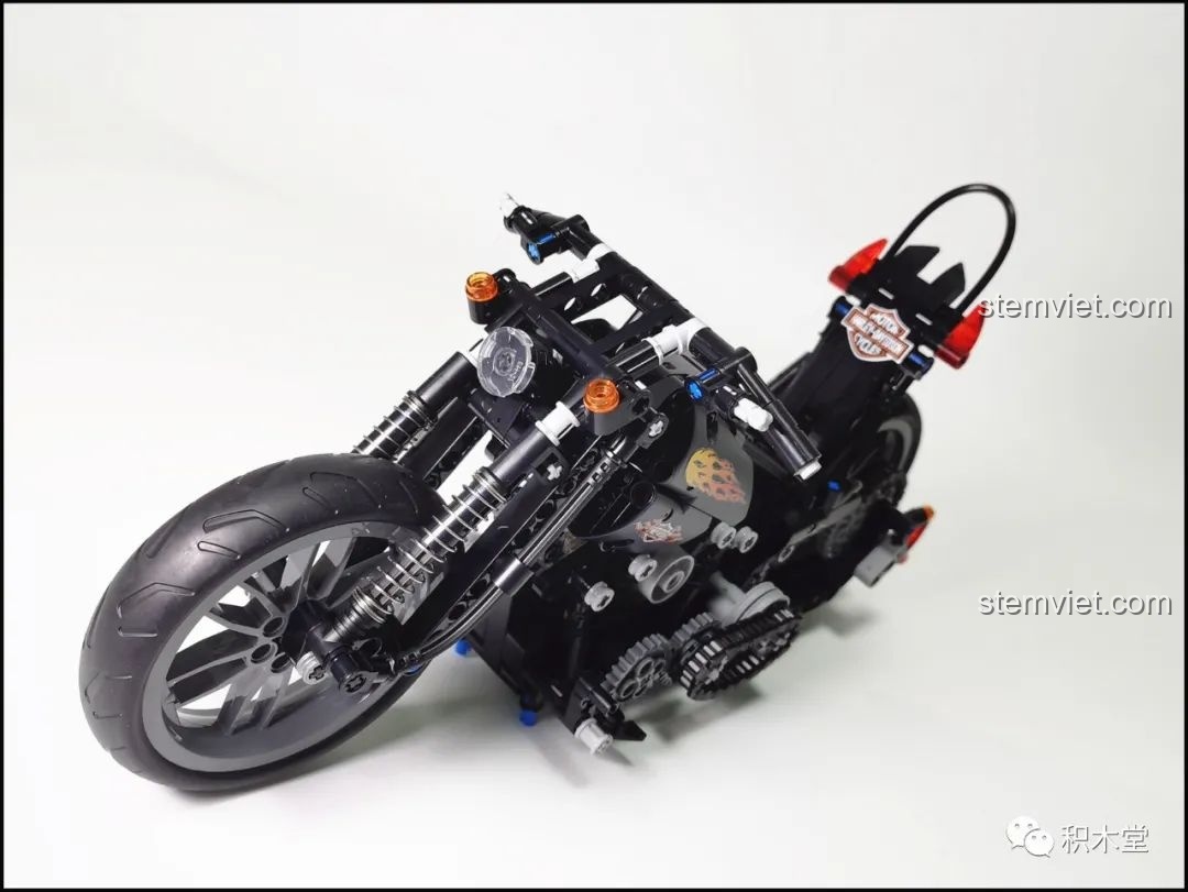 Hệ thống phuộc trước có thể nhún của đồ chơi lắp ghép Mô tô Harley Knuckle Chopper Cổ Điển.