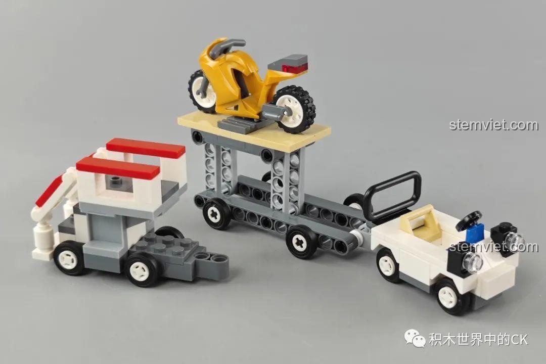 Các phương tiện mặt đất trong bộ GUDI 10503 đã lắp xong: xe thang, xe kéo hành lý và xe chở hàng.