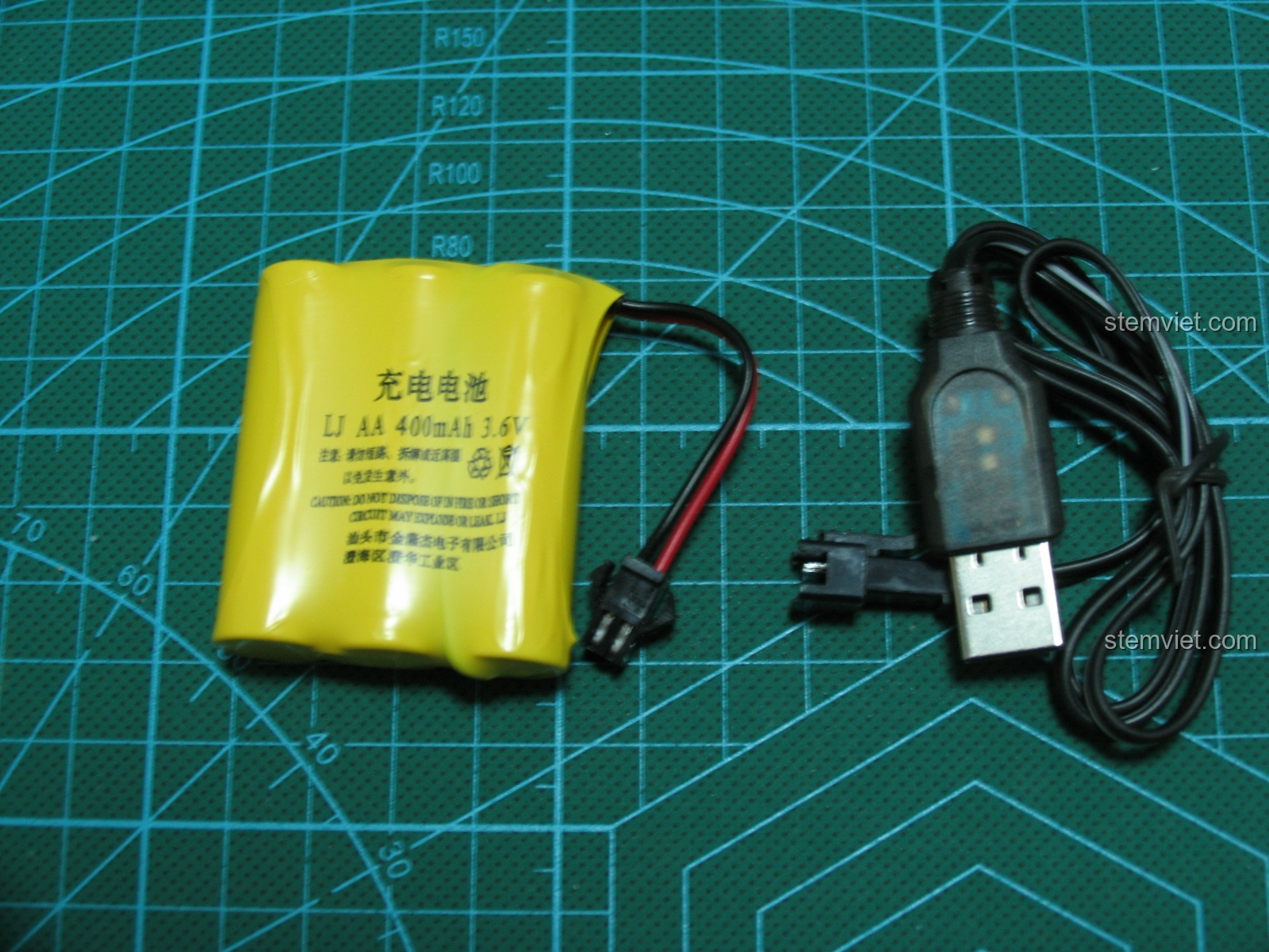 Bộ pin sạc và dây sạc USB đi kèm bộ lắp ráp CaDA C51005 Xe Bán Tải Đỏ, tiện lợi cho việc sử dụng lâu dài.