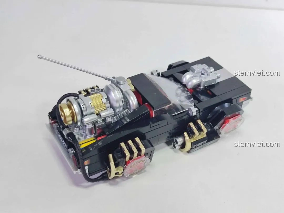 Mô hình xe Pinbo PB8801 Shadow Sprinter ở chế độ bay, đặt trước hộp trưng bày của nó, tạo nên một cảnh quan đẹp mắt.