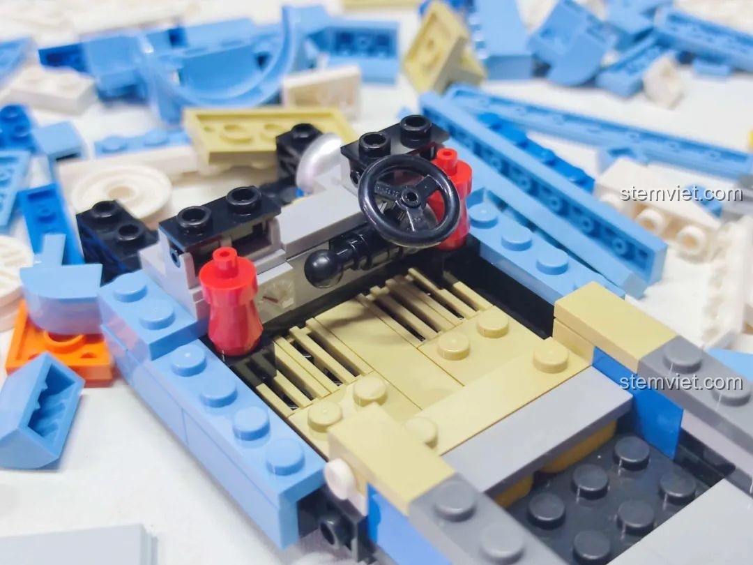 Ảnh 30 của bộ lắp ráp Pinbo PB8803 Back to the Future, cận cảnh nội thất xe đang lắp.