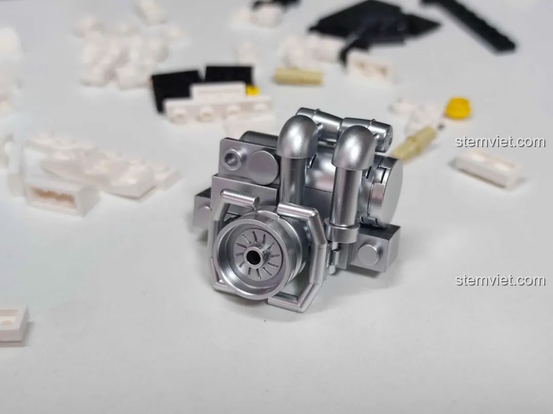 Ảnh 38 của bộ lắp ráp Pinbo PB8803 Back to the Future, động cơ phản lực mạ bạc.