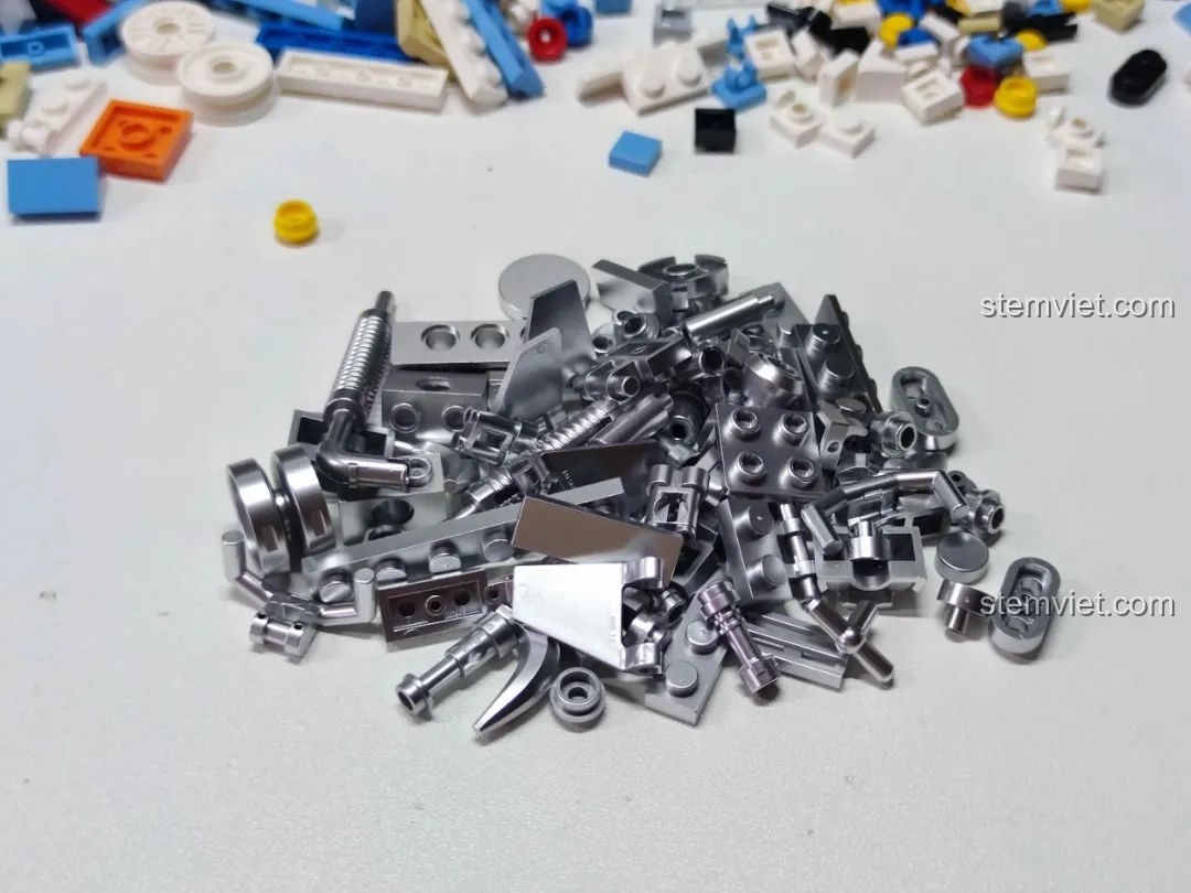 Ảnh 20 của bộ lắp ráp Pinbo PB8803 Lắp Ráp Xe Biến Hình, các chi tiết mạ bạc.