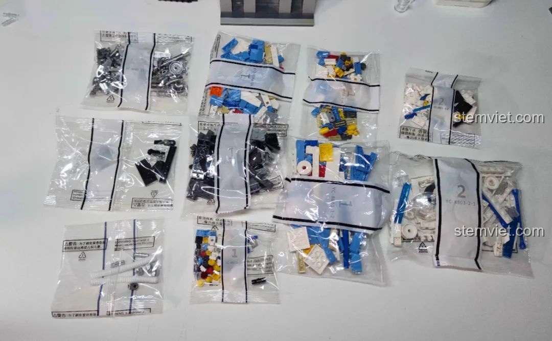 Ảnh 28 của bộ lắp ráp Pinbo PB8803 Lắp Ráp Xe Biến Hình, các túi mảnh ghép được đánh số.