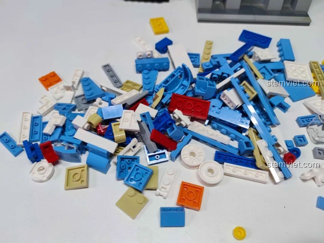 Ảnh 18 của bộ lắp ráp Pinbo PB8803 Xe Bay Tương Lai, toàn bộ mảnh ghép được đổ ra.