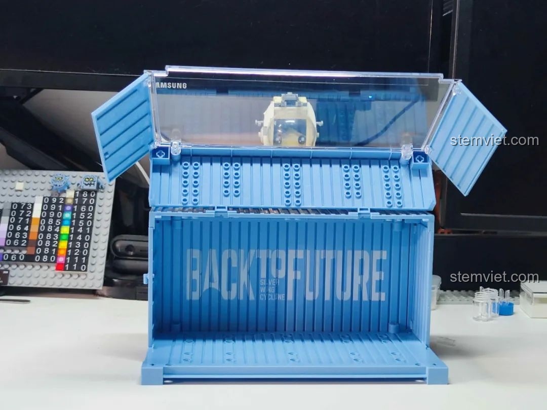 Ảnh 26 của bộ lắp ráp Pinbo PB8803 Xe Bay Tương Lai, container trưng bày mở nắp.